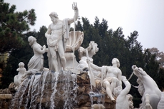 Schloss_Schönbrunn_Neptunbrunnen_06.JPG